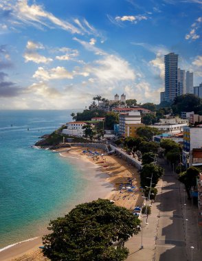 Savaldor Bahia Brezilya 'daki Porto da Barra plajının insansız hava görüntüsü.