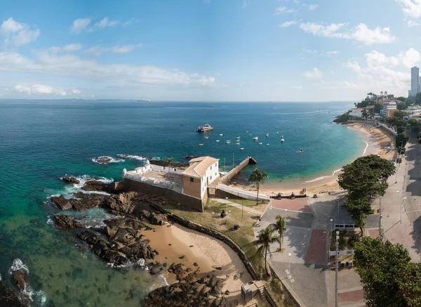 Savaldor Bahia Brezilya 'daki Porto da Barra plajının insansız hava görüntüsü.