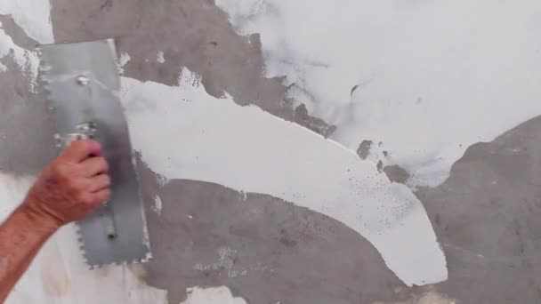 Pekerja Menempatkan Lapisan Selesai Stuko Dinding Menggunakan Trowel Plesteran — Stok Video