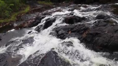 Ilheus Bahia Brezilya 'daki Lagoa Encantada' da tropik şelale