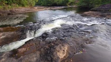 Ilheus Bahia Brezilya 'daki Lagoa Encantada' da tropik şelale