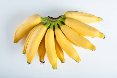 Beyaz arkaplan ile sarı muz meyvesi.