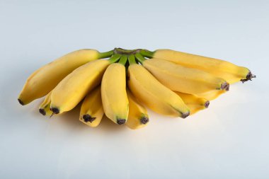 Beyaz arkaplan ile sarı muz meyvesi.