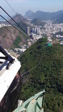 Brezilya, Rio de Janeiro 'da, Şekerleme Dağ Kablo Arabası. Dikey video