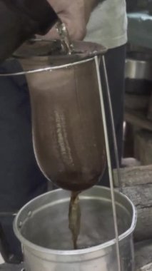 Yavaş çekimde el damlası kahve.