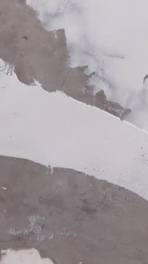 İşçi alçıyı duvara uyguluyor