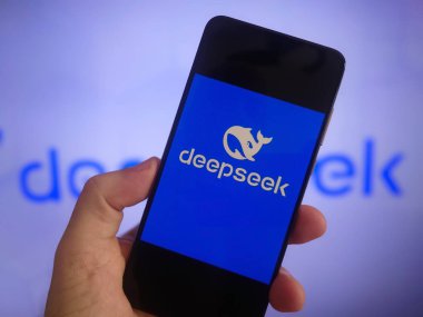 Ilheus, Bahia, Brezilya - 30 Ocak 2025. Deepseek uygulaması Çin Yapay Zeka Şirketi ile el ele tutuşan cep telefonu.