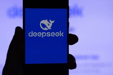 Ilheus, Bahia, Brezilya - 30 Ocak 2025. Deepseek uygulaması Çin Yapay Zeka Şirketi ile el ele tutuşan cep telefonu.
