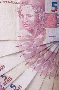 Brezilya parası işte. Birden fazla Brezilya 5 reais bankasının yakın plan görüntüsü yayıldı.