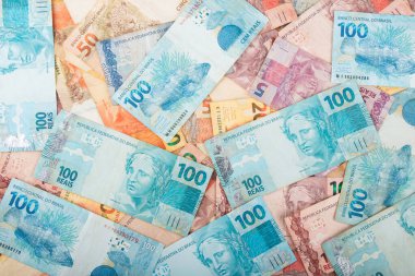 Çeşitli Brezilya banknotları, 100, 50,20, 10, 5 ve 2 reais dahil. Maliye, ekonomi ve döviz kuru.