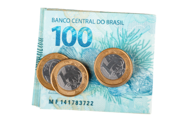 Brezilya parası işte. Katlanmış 100 Brezilyalı gerçek banknot, üstünde 1 gerçek para var..