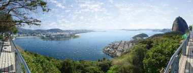 Urca Hill 'den Sugarloaf ve Guanabara Körfezi ile Rio de Janeiro' nun panoramik görüntüsü.
