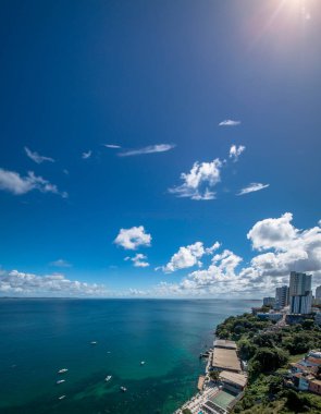 Salvador Bahia Brezilya 'nın gökyüzü altında Azizler Körfezi' ni gösteren hava manzarası..