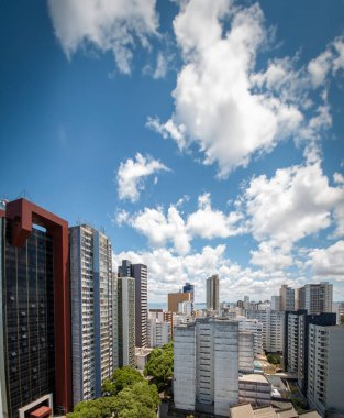Salvador Bahia Brezilya 'da bulutlu mavi gökyüzü altındaki modern binaların ve gökdelenlerin havadan görünüşü.