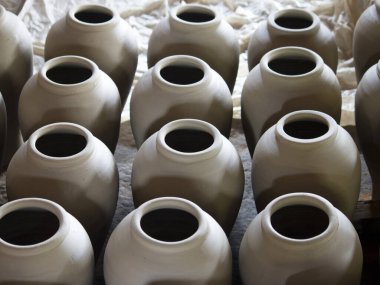 Bitmemiş kil kapları kuruyor.