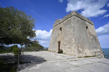 Torre dell 'Aglio, Vieste yakınlarındaki gözetleme kulesi, Gargano, İtalya