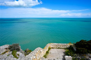 Gargano Denizi 'ndeki Aglio Kulesi' nin manzarası, Puglia, İtalya