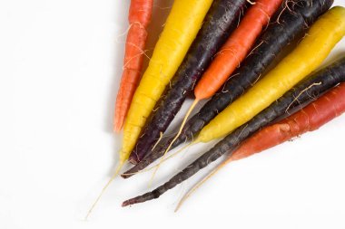 Beyaz arka planda bazı renkli havuçlar var.