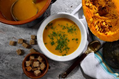 Maydanozlu balkabağı kreması ve seramik kasede servis edilen kızarmış ekmek. 