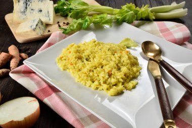 Gorgonzola, tipik İtalyan peyniri ve curcuna, ahşap bir masada servis edilen kare bir tabakta servis edilir.