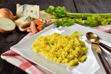 Gorgonzola, tipik İtalyan peyniri ve curcuna, ahşap bir masada servis edilen kare bir tabakta servis edilir.