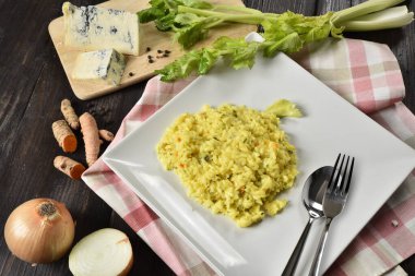 Gorgonzola, tipik İtalyan peyniri ve curcuna, ahşap bir masada servis edilen kare bir tabakta servis edilir.