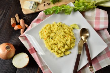 Gorgonzola, tipik İtalyan peyniri ve curcuna, ahşap bir masada servis edilen kare bir tabakta servis edilir.