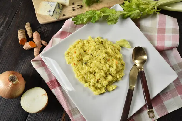 Gorgonzola, tipik İtalyan peyniri ve curcuna, ahşap bir masada servis edilen kare bir tabakta servis edilir.