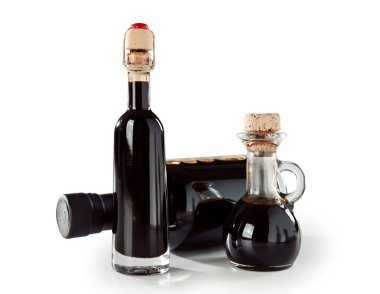 Beyaz arka planda üç farklı geleneksel Balsamik Modena sirkesi.