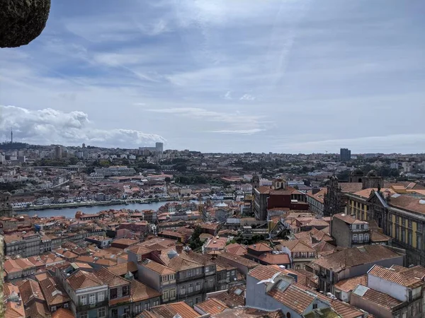 Vysokoúhlý Pohled Rušnou Městskou Krajinu Obytnými Čtvrtěmi Mrakodrapy Střechami Obklopenými — Stock fotografie