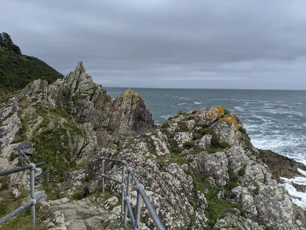 Serene Kustlandschap Met Rotsachtige Kliffen Heldere Blauwe Lucht — Stockfoto
