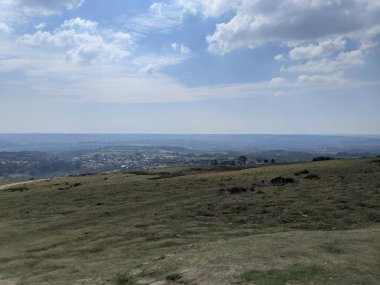 Deniz ufkuyla ve güzel gökyüzüyle sakin çayır tepesi.