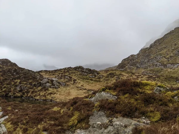 灰色の空の下でSerene山の荒野 霧の中でGlyder Fawrへのハイキング Snowdonia — ストック写真