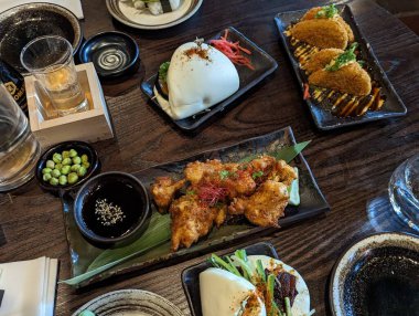 Clifton 'ın Kibou Restoranı' nda sağlıklı Japon yemeği. İki kişilik nefis Japon suşi yemeği. Akşam yemeği için masanın üzerindeki tabakta zarif bir şekilde sunuluyor. Yüksek açı, yakın çekim..