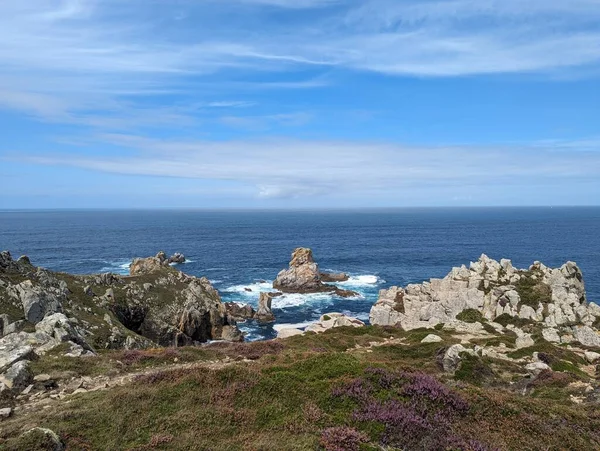 Adembenemende Kustscene Bretagne Frankrijk Kliffen Rotsen Serene Oceaanhorizon — Stockfoto