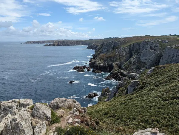 Kustlandschap Bretagne Frankrijk Met Rotsachtige Kliffen Helderblauwe Zee — Stockfoto