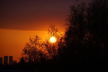 Şehrin üzerinde güzel bir gün batımı