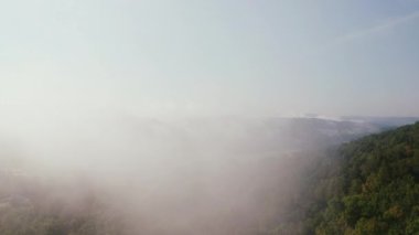 Bulutlar ve Dağlar Arasında Hava Çekimi. Yüksek kalite 4k görüntü