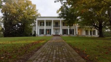 Mississippi 'deki Antebellum Cotesworth Malikanesine Giriş Çekimi. Carroll County, Mississippi 'deki eski bir yerleşim yeri. Yüksek kalite 4k görüntü