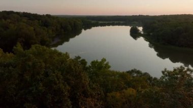 Mississippi 'de Sunset Gölü üzerindeki hava manzarası. Mississippi, Carroll County 'de gün batımında küçük bir göl. Yüksek kalite 4k görüntü
