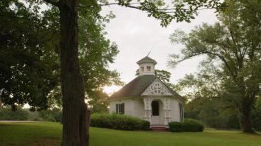 Mississippi 'deki Sunrise Çiftliği' nde küçük şirin bir kulübe. Cotesworth Malikanesi 'ndeki Carroll County Mississippi' de bir kulübe. Yüksek kalite 4k görüntü