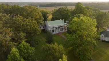 Mississippi 'deki Antebellum Cotesworth Malikanesi' nin Hava Görüntüsü. Carroll County, Mississippi 'deki eski evlerinin insansız hava aracı görüntüleri. Yüksek kalite 4k görüntü