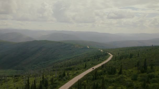 Coche Que Viaja Por Carreteras Secundarias Alaska Imágenes Alta Calidad — Vídeo de stock