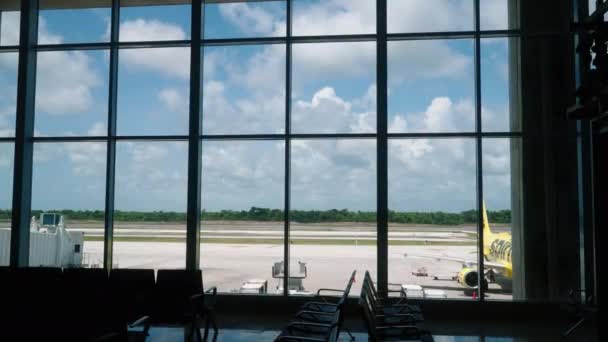 Avião Decolando Aeroporto Internacional Cancún Vista Dentro Terminal Imagens Alta — Vídeo de Stock
