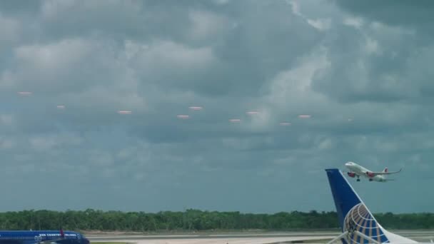 Після Вильоту Літака Міжнародному Аеропорту Канкуна Високоякісні Кадри — стокове відео