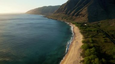 Oahu 'daki Makua Sahili' nin havadan görünüşü, gün batımında Hawaii. Sahilden, okyanustan ve adanın güneybatısındaki muhteşem dağlardan görüntüler. Yüksek kalite 4k görüntü