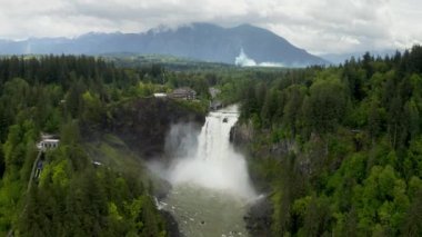 Washington 'daki Snoqualmie Falls Hava Manzarası. Snoqualmie Falls 'un arka planda dağları olan insansız hava aracı görüntüleri. Yüksek kalite 4k görüntü