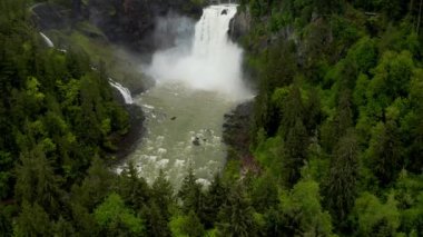 Washington 'daki Snoqualmie Falls Hava Manzarası. Snoqualmie Falls 'un arka planda dağları olan insansız hava aracı görüntüleri. Yüksek kalite 4k görüntü