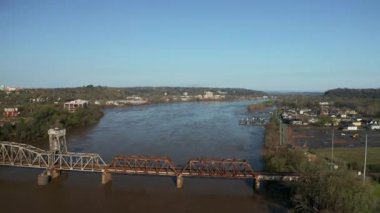 Arkansas, Little Rock 'taki Arkansas Nehri' nin havadan görüntüsü. Little Rock yakınlarındaki demiryolu köprüsünün üzerinde uçan insansız hava aracı görüntüsü. Yüksek kalite 4k görüntü