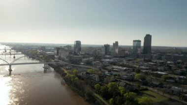 Little Rock 'ın hava görüntüsü, Arkansas Skyline. Little Rock yakınlarındaki Arkansas Nehri üzerinde insansız hava aracı görüntüsü. Yüksek kalite 4k görüntü